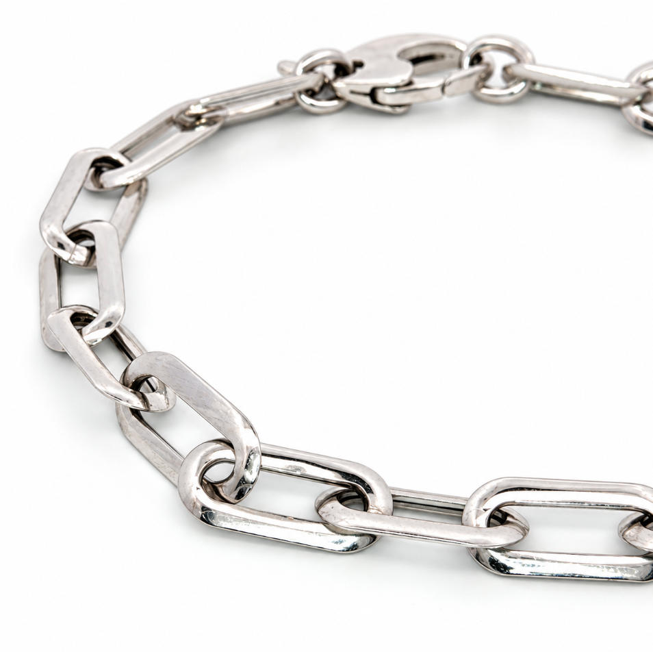 18ct white gold bracelet featuring elongated oval links with a polished finish and a parrot clasp.