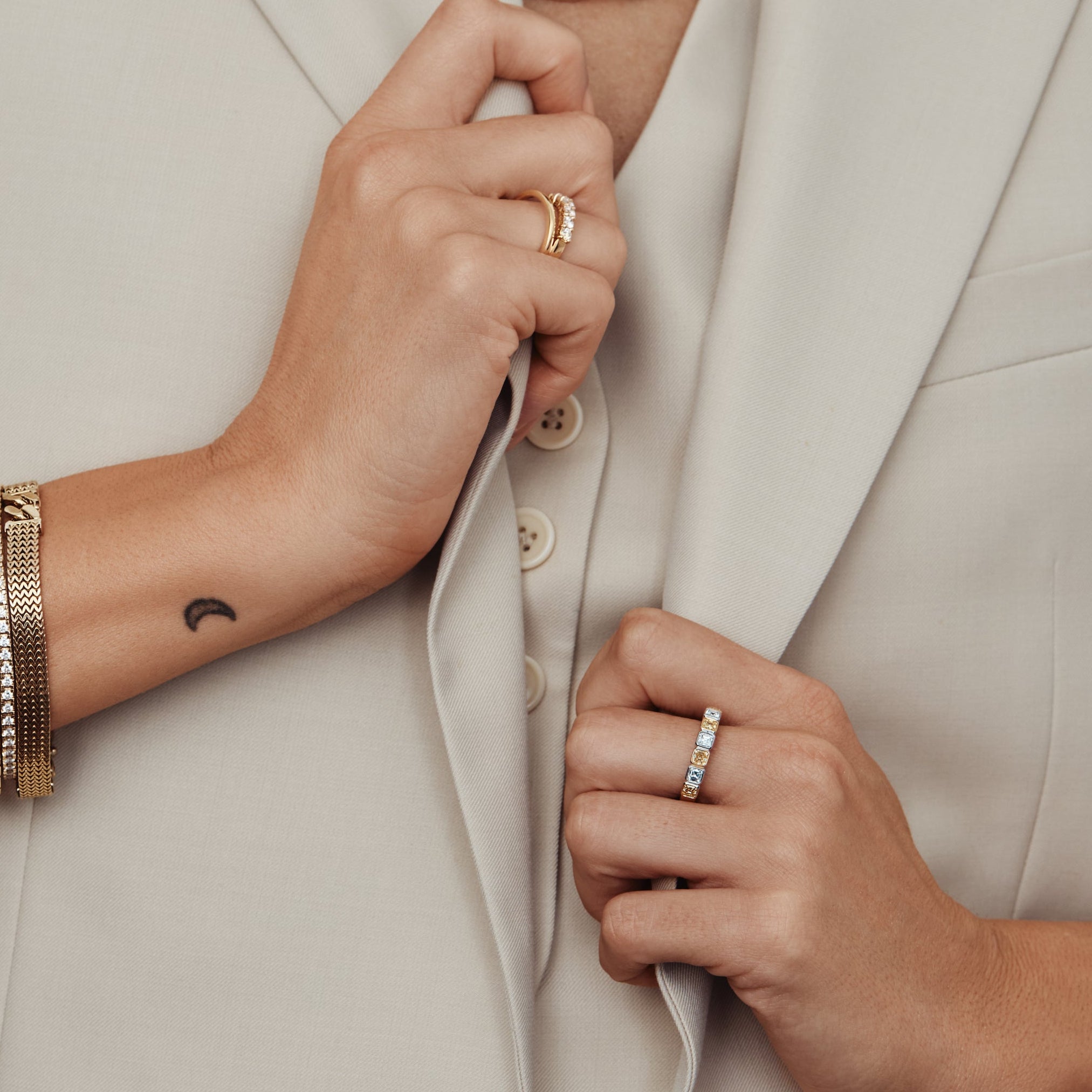 18ct yellow and white gold ring featuring alternating asscher cut yellow and white diamonds set in a straight row of bezel settings.