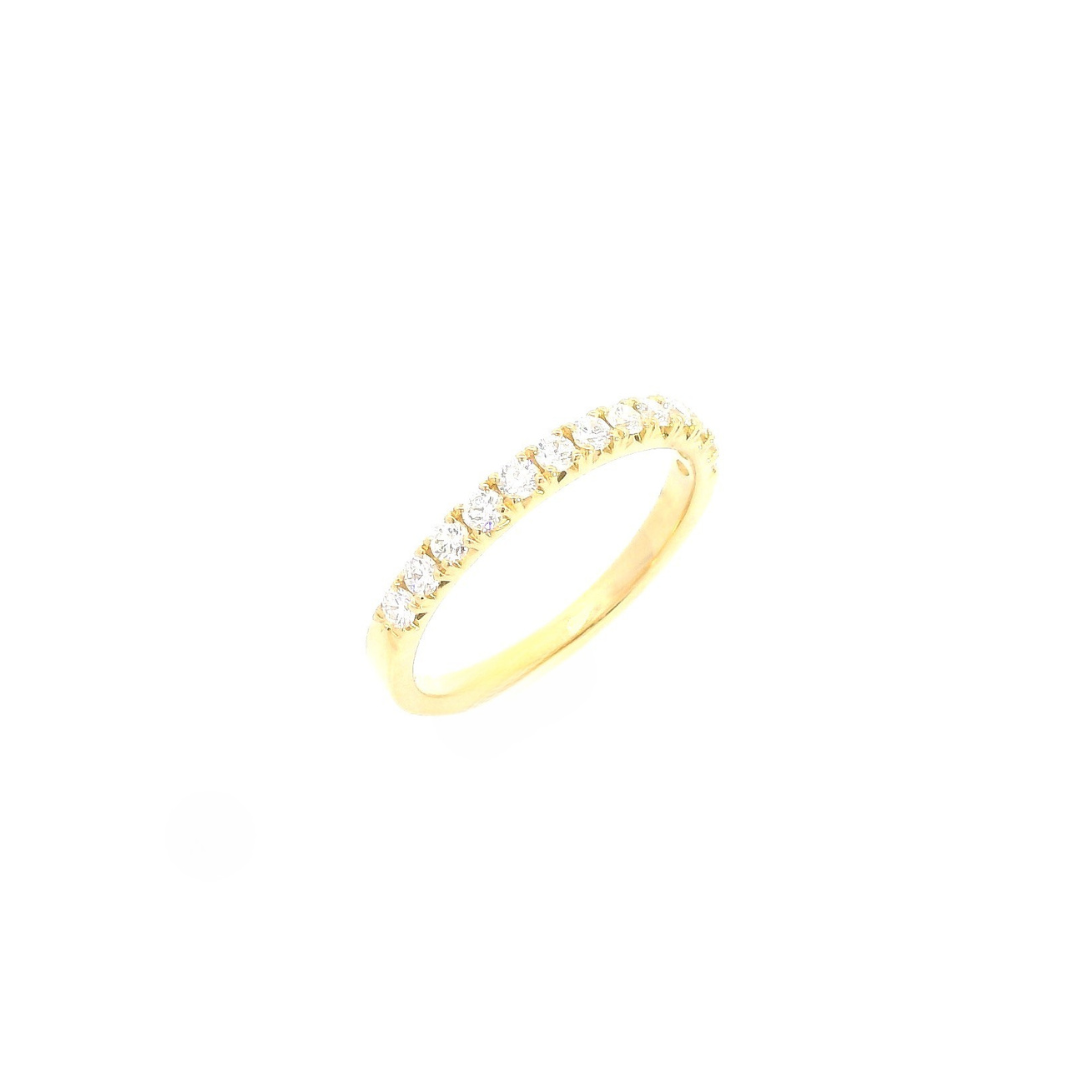 18ct yellow gold diamond ring featuring a straight row of claw-set round brilliant cut diamonds across the top.
