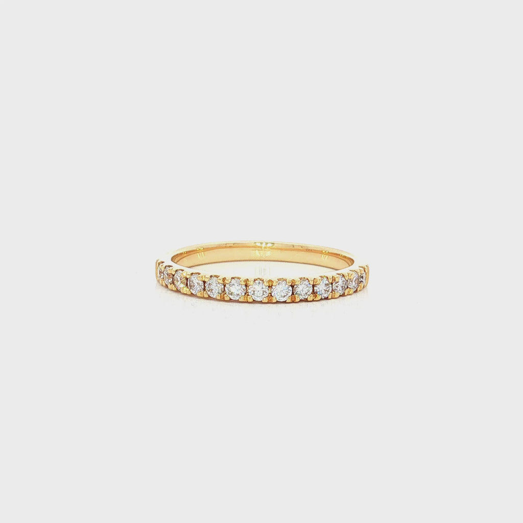 Diamond band in yellow gold with round brilliant cut diamonds