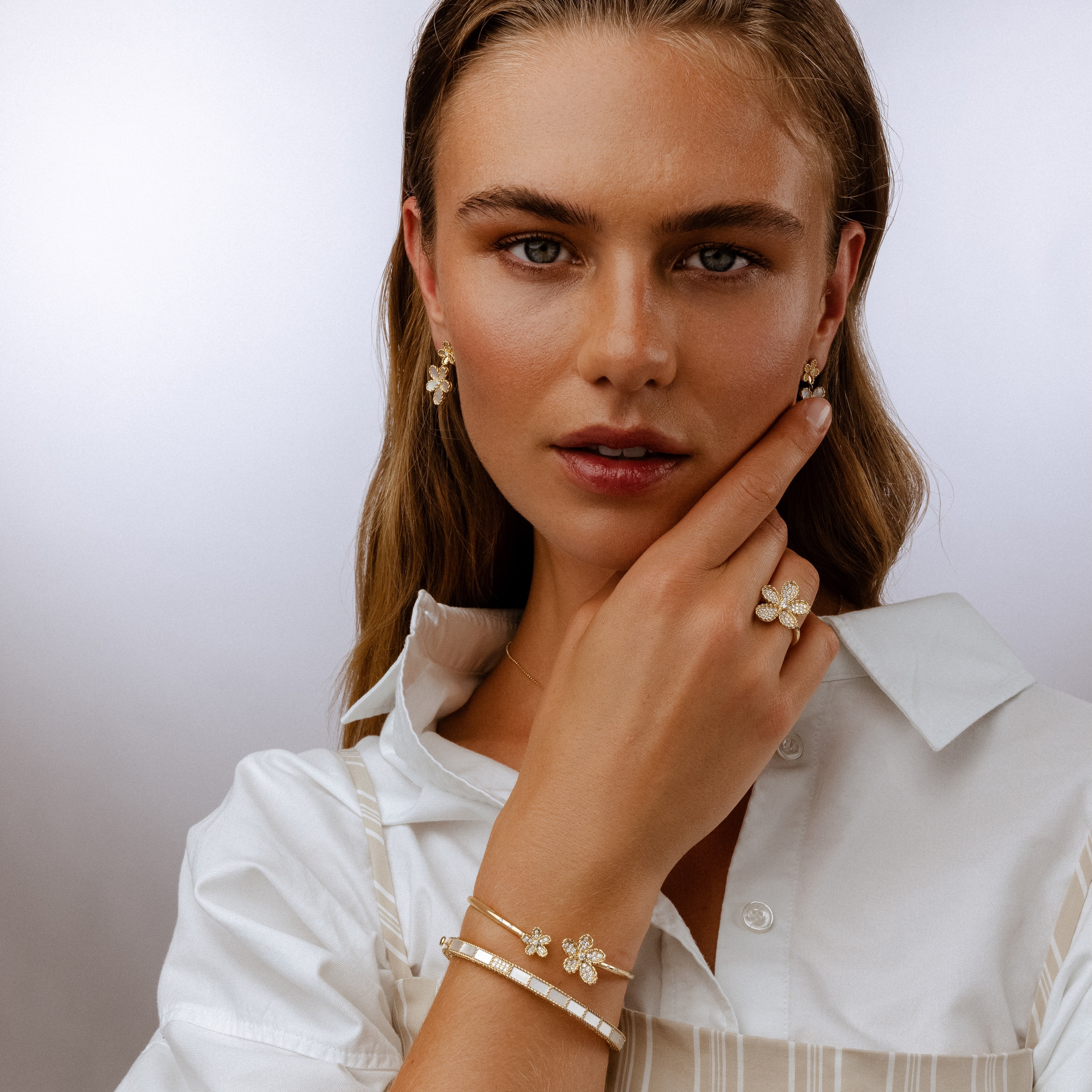 Roberto Coin Jasmine 18ct yellow gold diamond bangle with double flower design and rope detailing