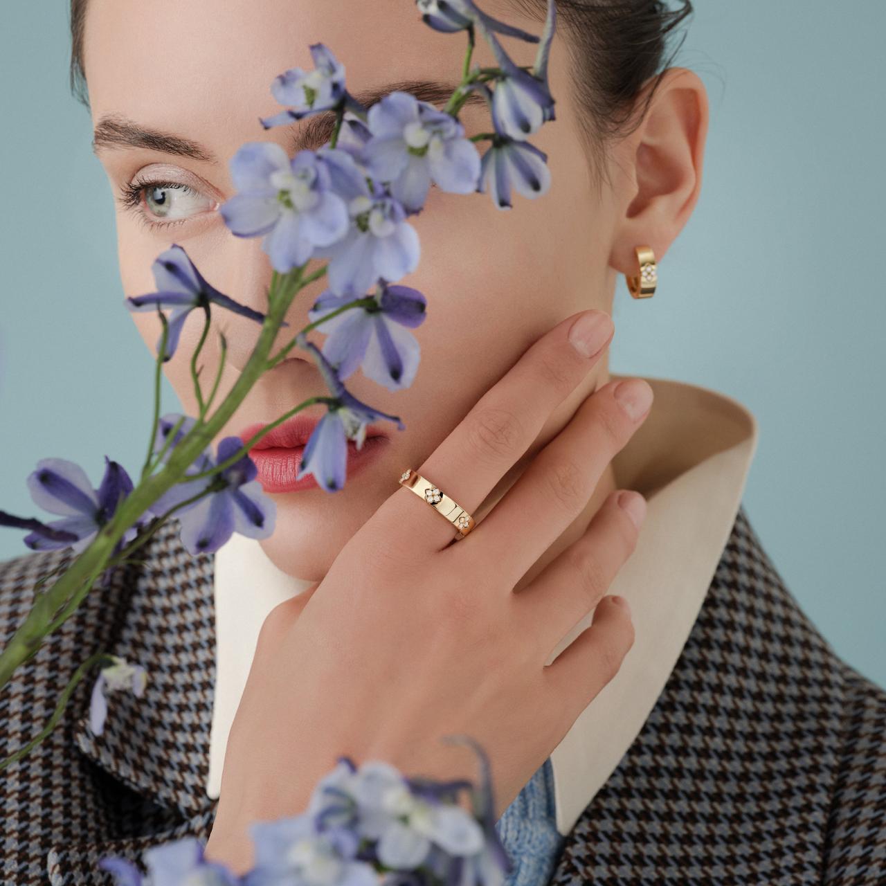 Roberto Coin Love in Verona ring in 18ct yellow gold featuring five diamond flower clusters and a signature hidden ruby inside the polished 4.5mm band.