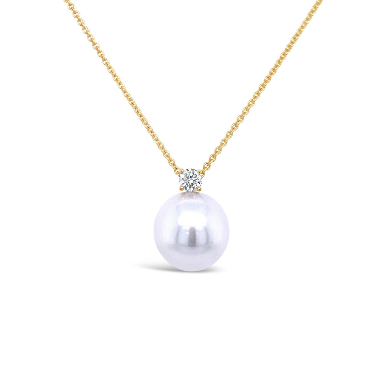18ct yellow gold South Sea pearl pendant with 11mm pearl and 0.16ct round brilliant cut diamond on a fine trace link chain.