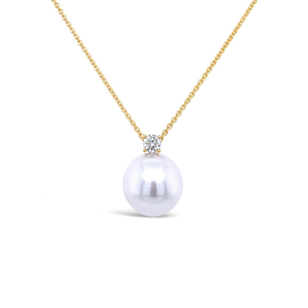 18ct yellow gold South Sea pearl pendant with 11mm pearl and 0.16ct round brilliant cut diamond on a fine trace link chain.