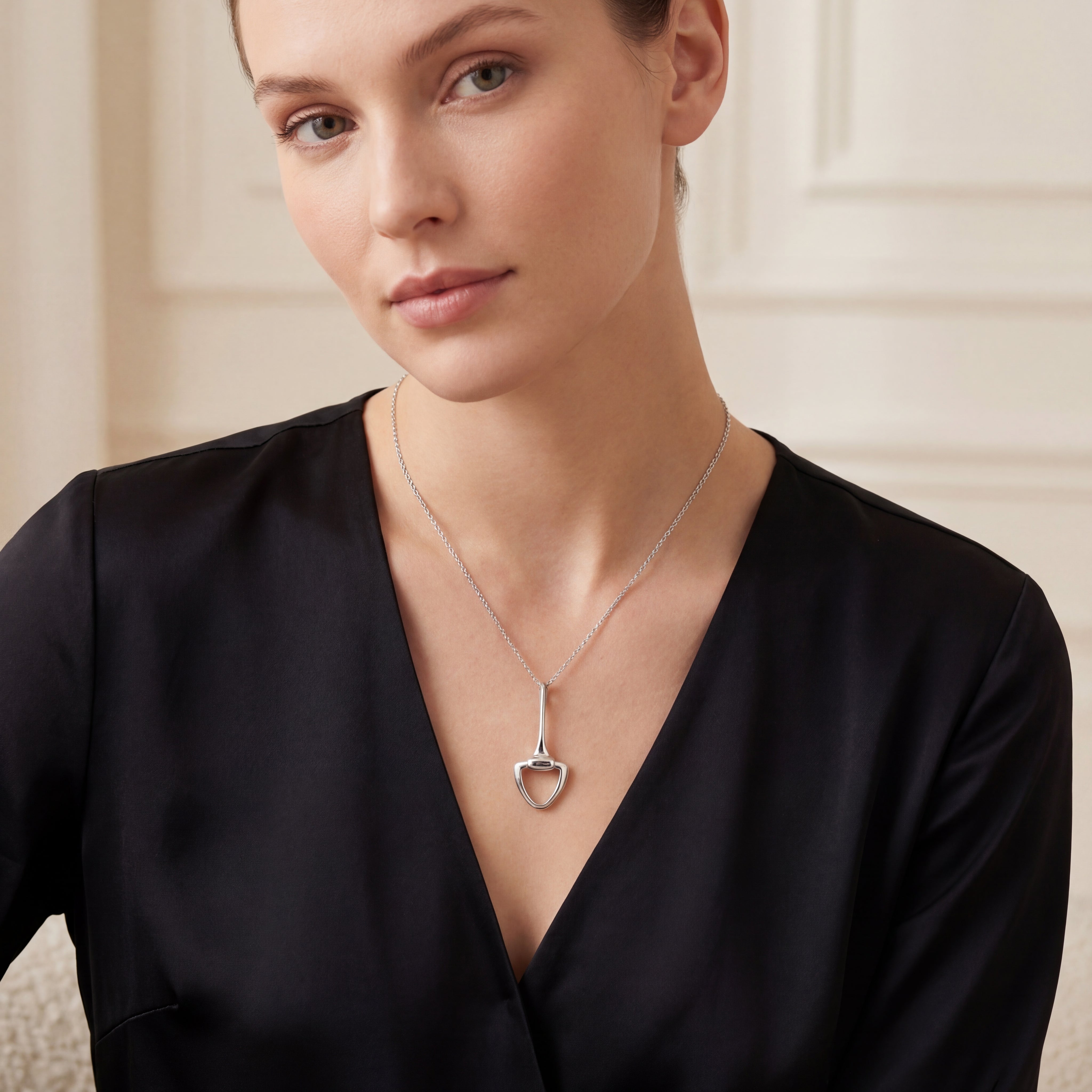 18ct white gold necklet with a fine 45 cm trace link chain and an elongated stirrup-shaped pendant, polished finish.
