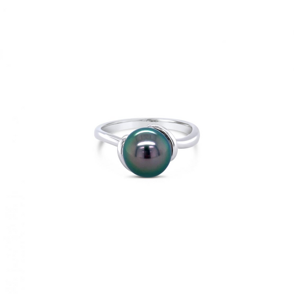 18ct white gold ring featuring an 8mm Tahitian pearl with rich natural lustre.