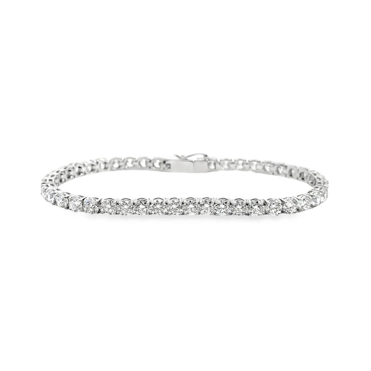 18ct white gold tennis bracelet with 44 round brilliant cut diamonds in four-claw settings.