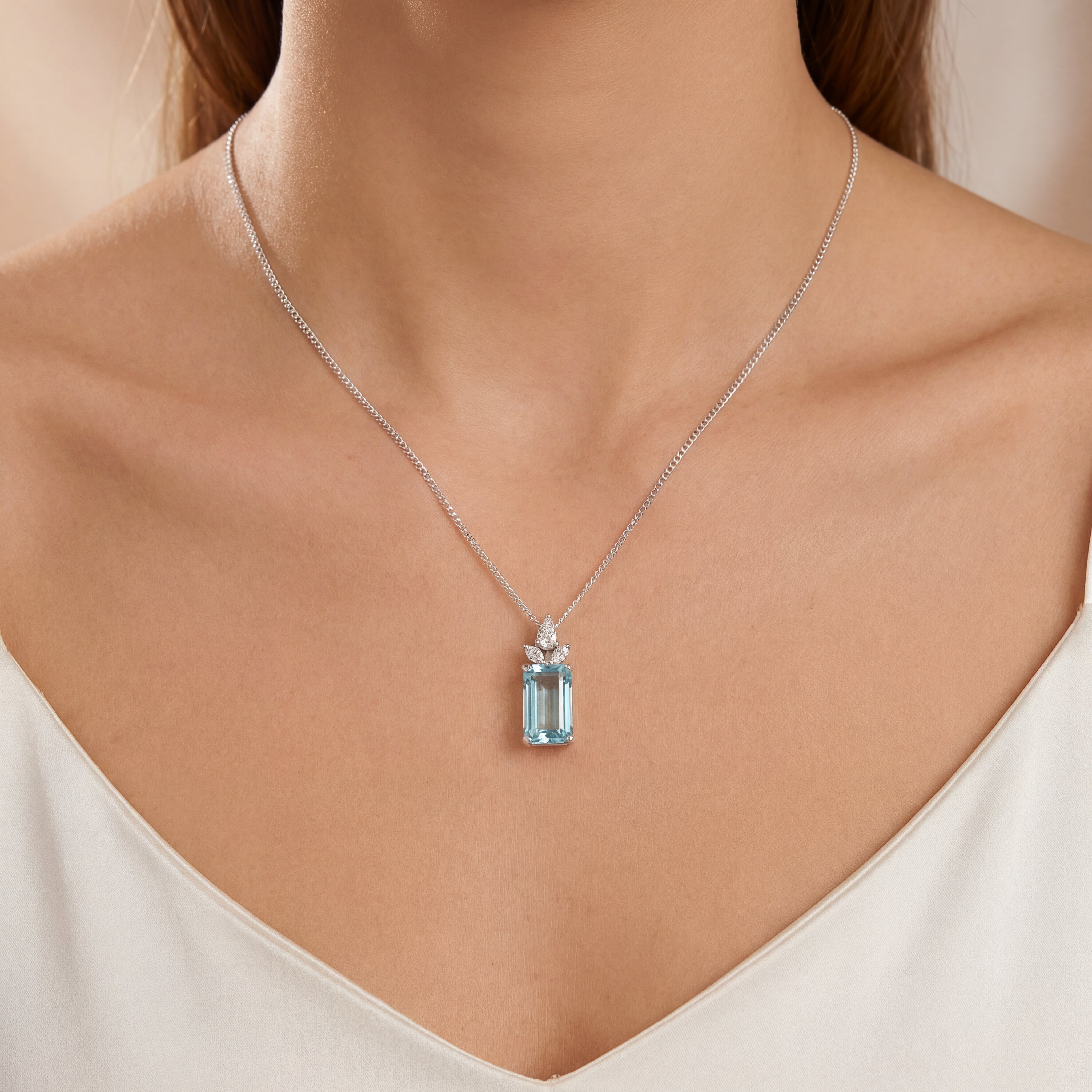 18ct white gold aquamarine pendant with fan-style pear and marquise diamond setting.