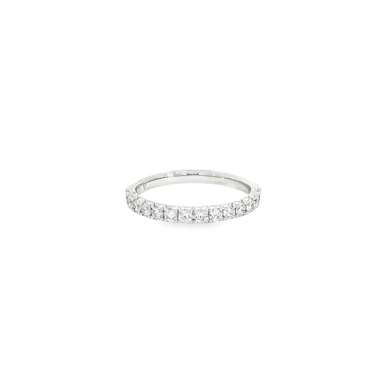 18ct white gold diamond fishtail row ring with round brilliant cut diamonds.