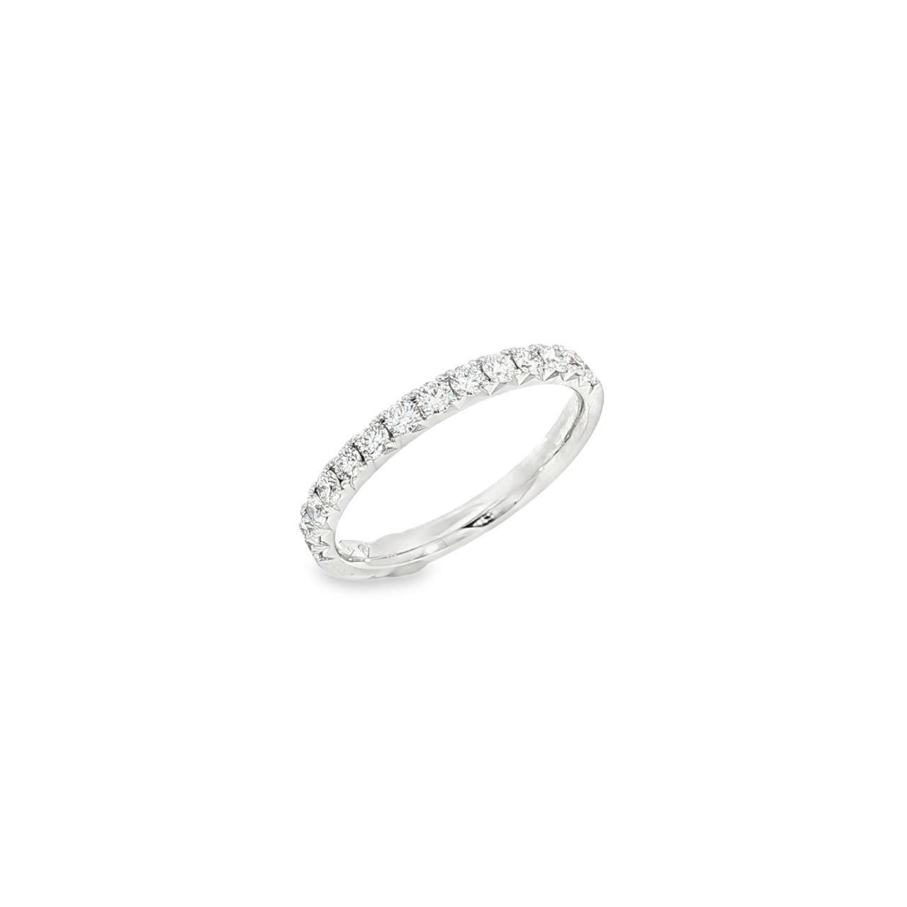 18ct white gold diamond fishtail row ring with round brilliant cut diamonds.