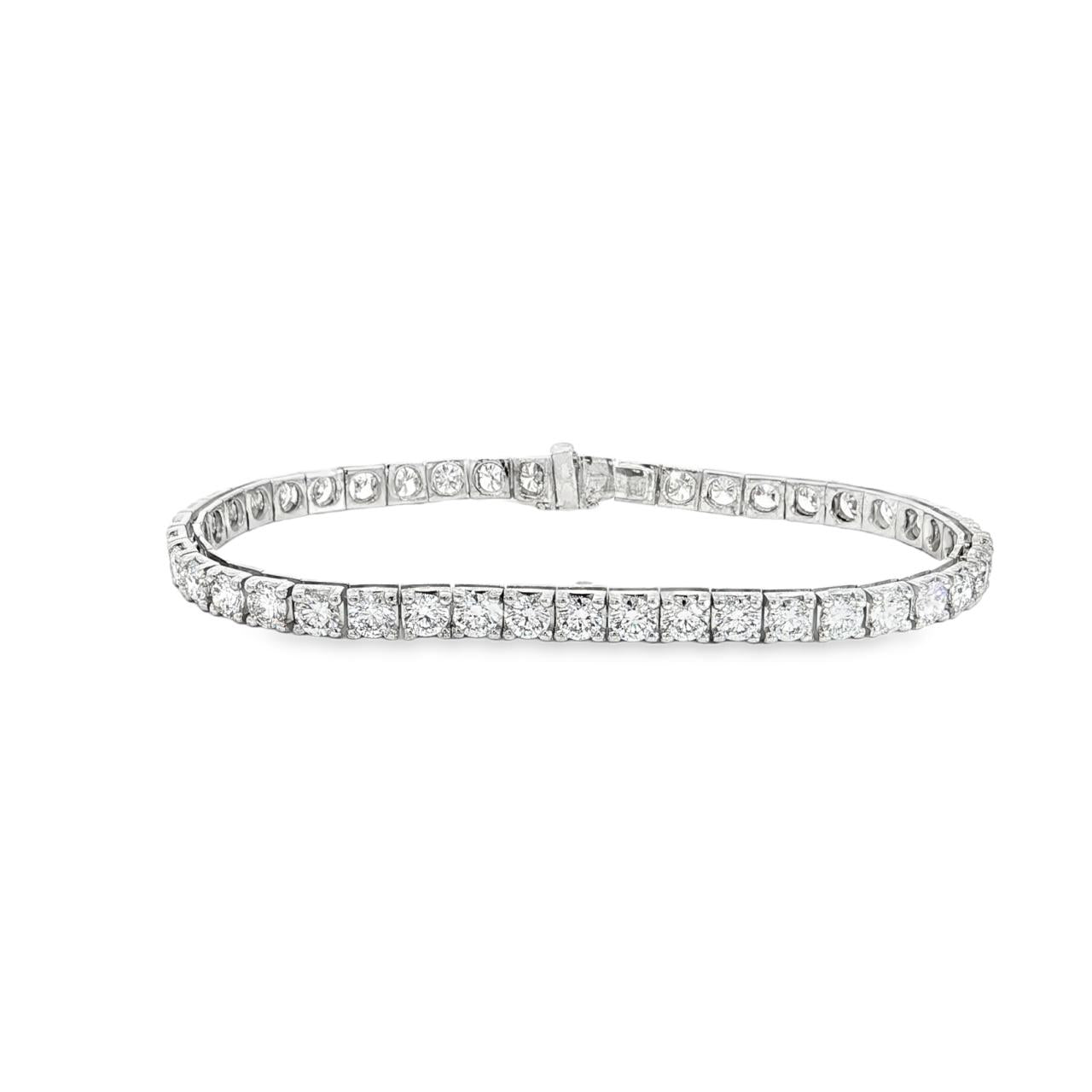 18ct white gold diamond tennis bracelet with round brilliant cut diamonds in four-claw settings.