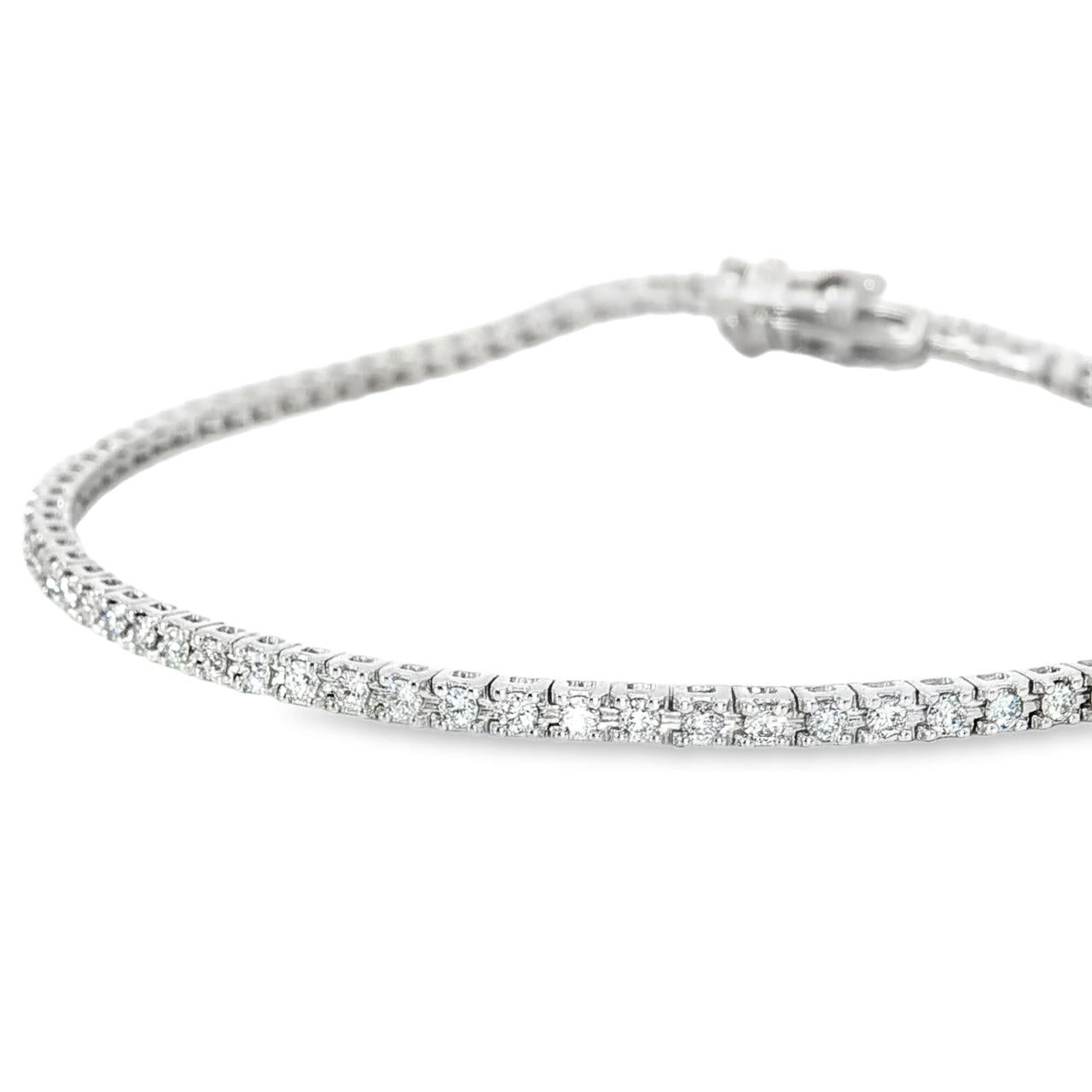 18ct white gold diamond tennis bracelet with round brilliant cut diamonds in four-claw settings.