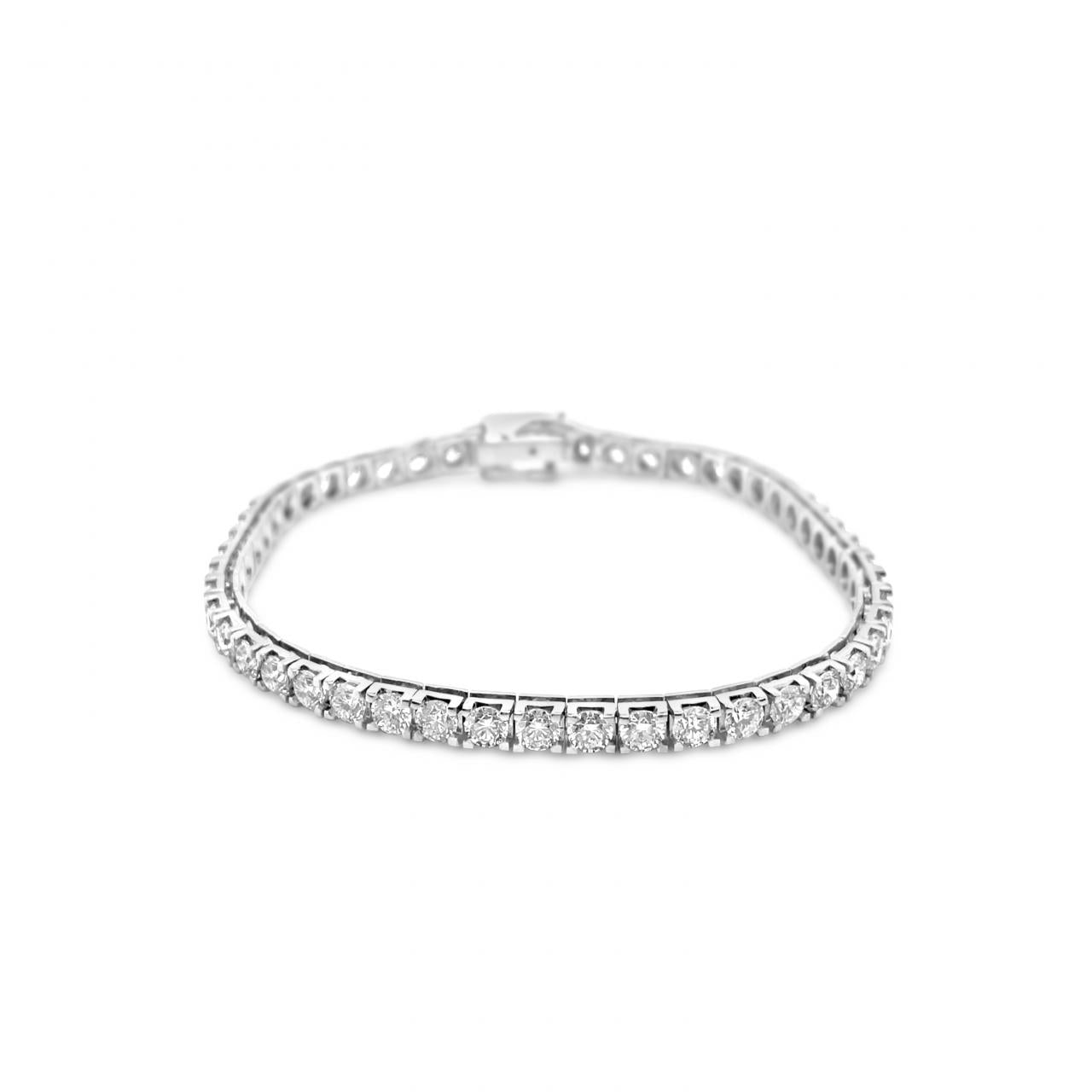 18ct white gold tennis bracelet with 59 round brilliant cut diamonds in four-claw settings.