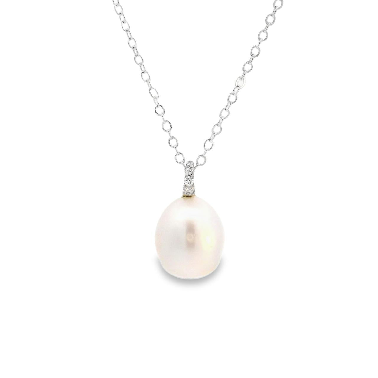 18ct white gold pendant with graduating diamonds and an 11mm South Sea pearl.