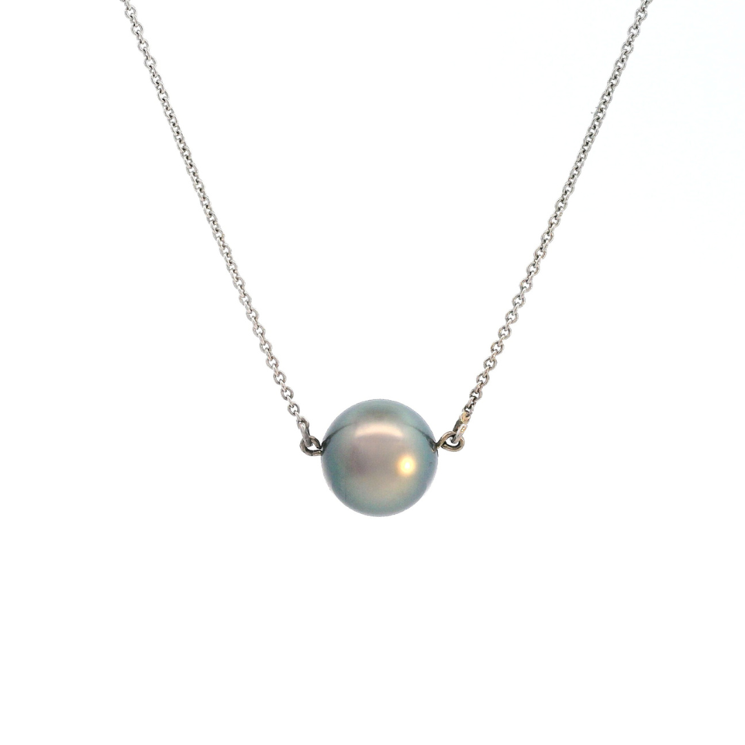 18ct white gold trace chain necklace with 10mm Tahitian pearl.