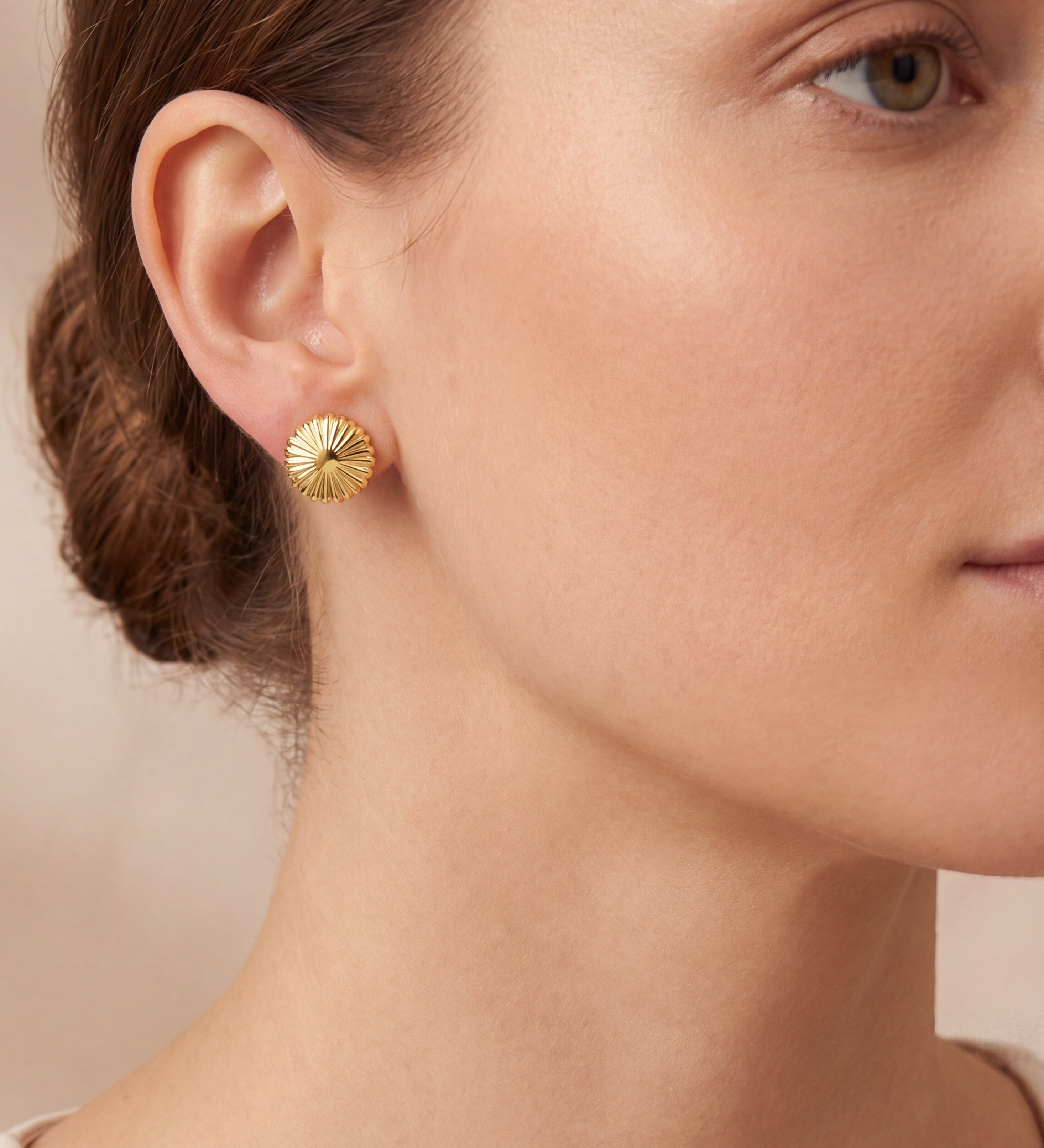 9ct yellow gold scalloped daisy sunburst stud earrings with ridged detailing.