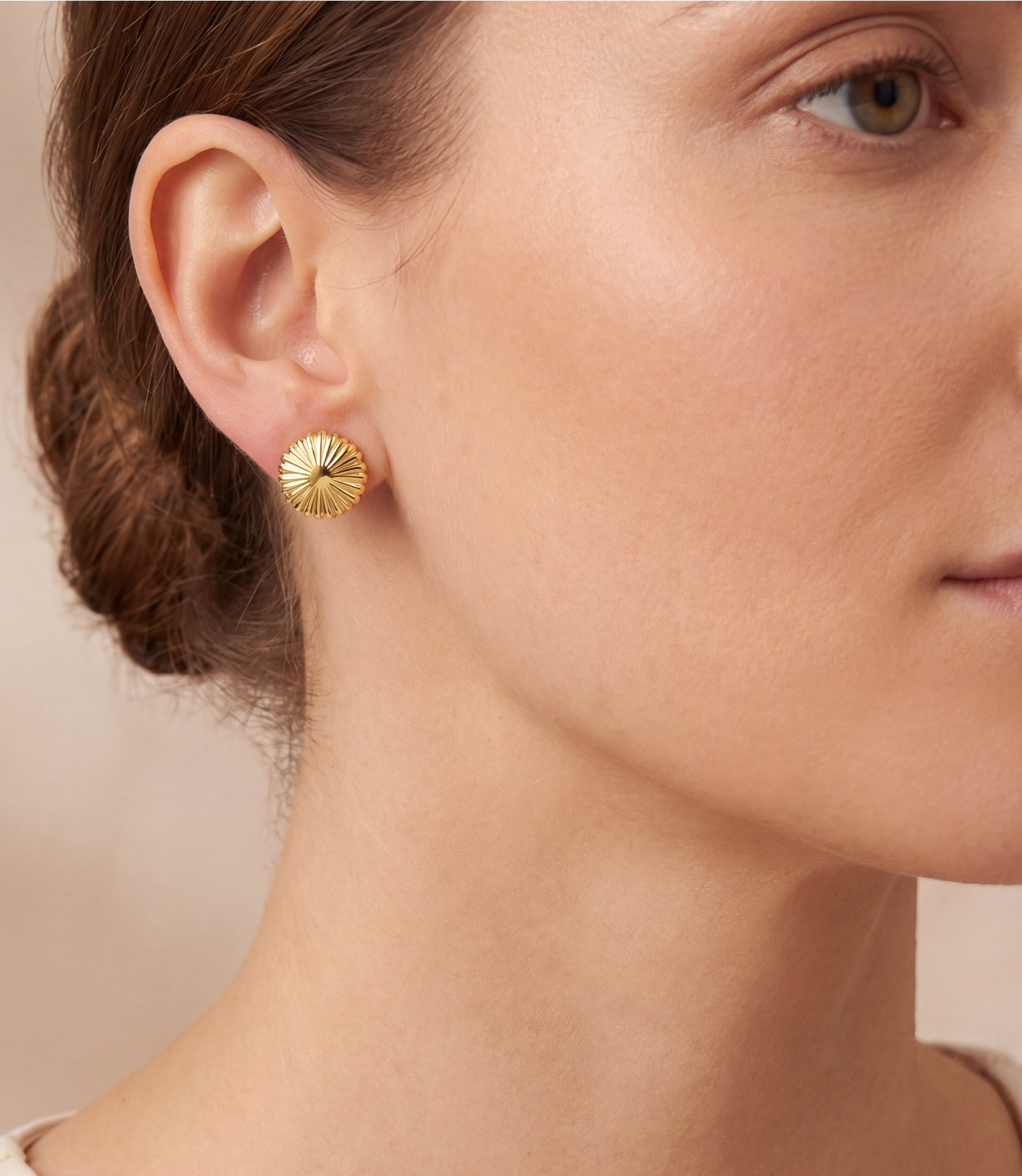 9ct yellow gold scalloped daisy sunburst stud earrings with ridged detailing.