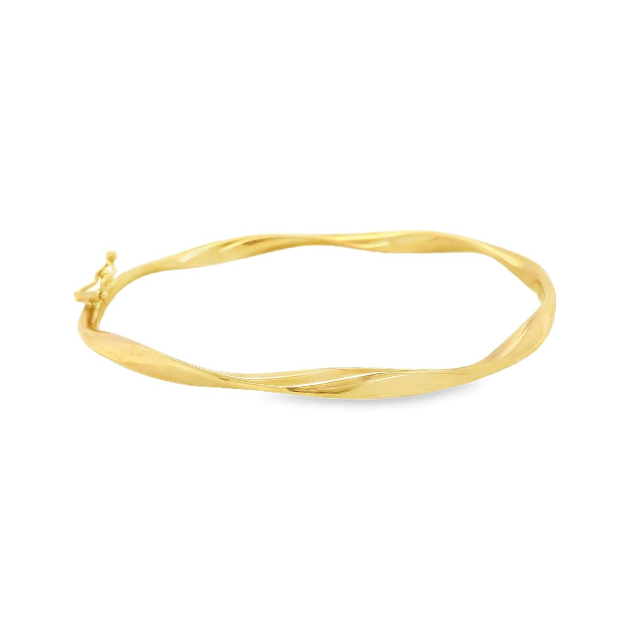 9ct yellow gold hinged oval bangle featuring a hollow ribbon twist design with fold-over clasp, 62 x 52mm inside dimensions.