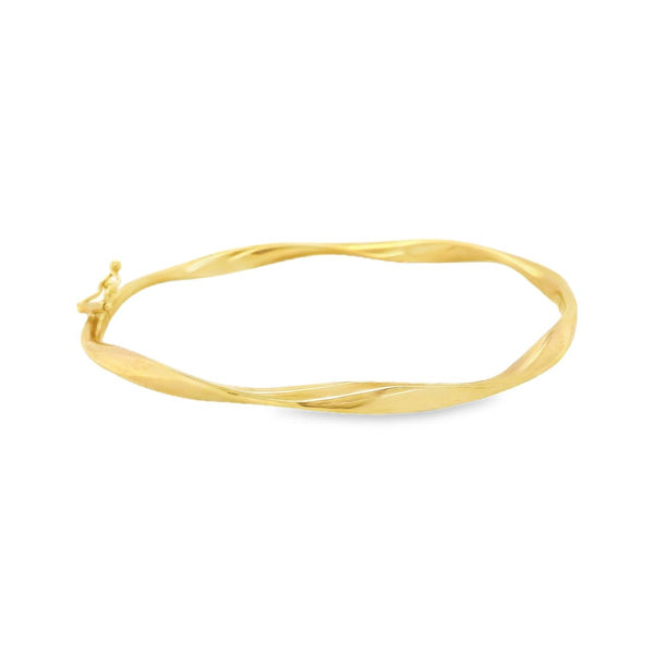 9ct yellow gold hinged oval bangle featuring a hollow ribbon twist design with fold-over clasp, 62 x 52mm inside dimensions.
