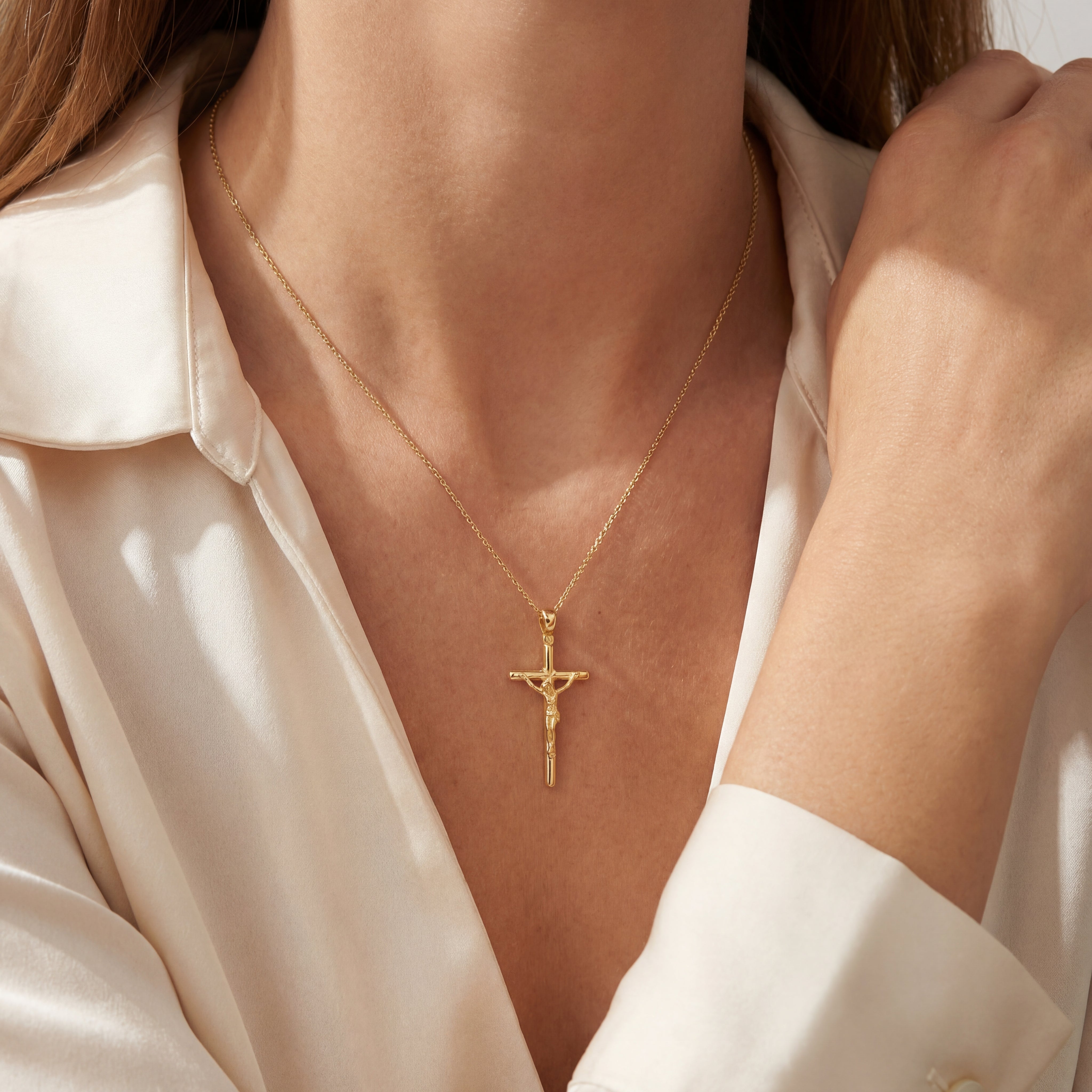 18ct yellow gold tubular crucifix cross pendant with tapered runner.